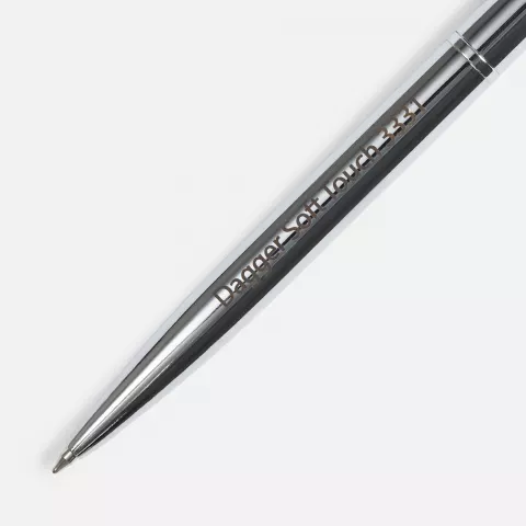 Лазерная гравировка: Ручка шариковая Dagger Soft Touch — пример нанесения логотипа