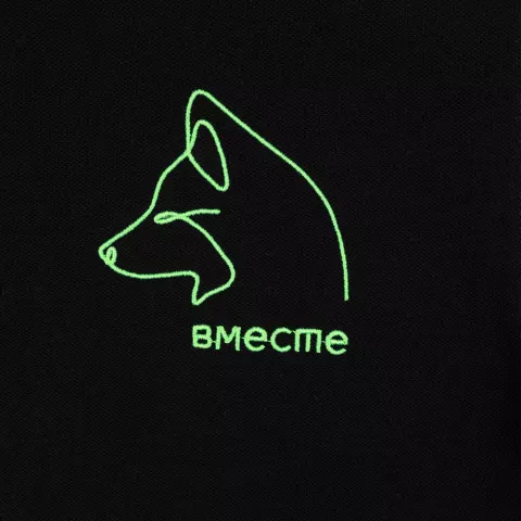 Вышивка: Рубашка поло Heavymill черная — пример нанесения логотипа