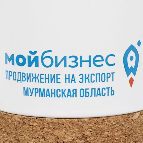 Деколь: Кружка с пробковой подставкой Corky — пример нанесения логотипа