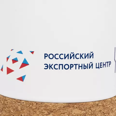 Деколь: Кружка с пробковой подставкой Corky — пример нанесения логотипа