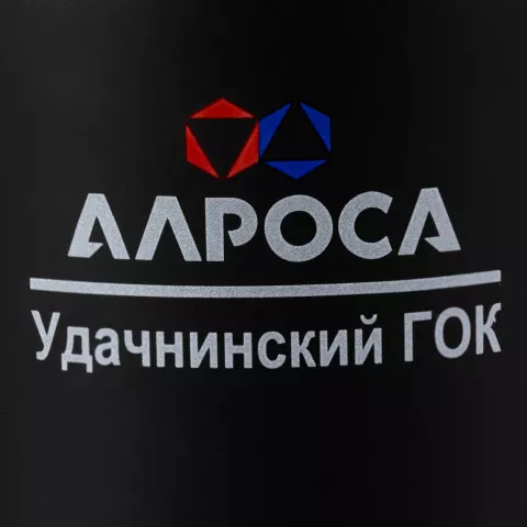 Деколь: Кружка с пробковой подставкой Corky — пример нанесения логотипа