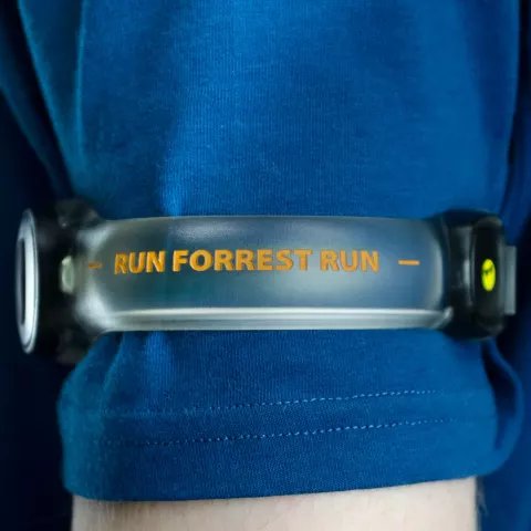 Лазерная гравировка: Фонарик — маячок безопасности Forrest Run — пример нанесения логотипа