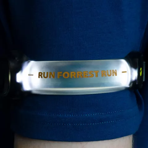 Лазерная гравировка: Фонарик — маячок безопасности Forrest Run — пример нанесения логотипа
