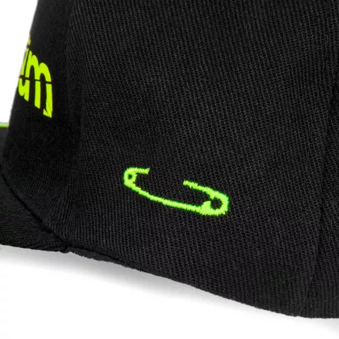 Вышивка: Бейсболка Snapback с прямым козырьком — пример нанесения логотипа