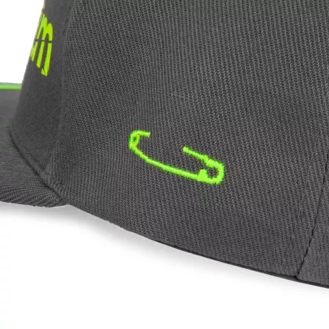 Вышивка: Бейсболка Snapback с прямым козырьком — пример нанесения логотипа