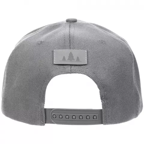 Лазерная гравировка: Бейсболка Snapback с прямым козырьком — пример нанесения логотипа