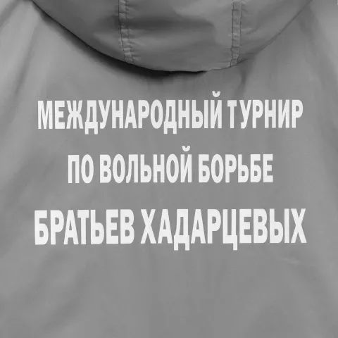Шелкография: Дождевик-анорак Hard Work — пример нанесения логотипа