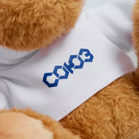 Шелкография: Мягкая игрушка «Мишка Cuddleton» в белом худи — пример нанесения логотипа